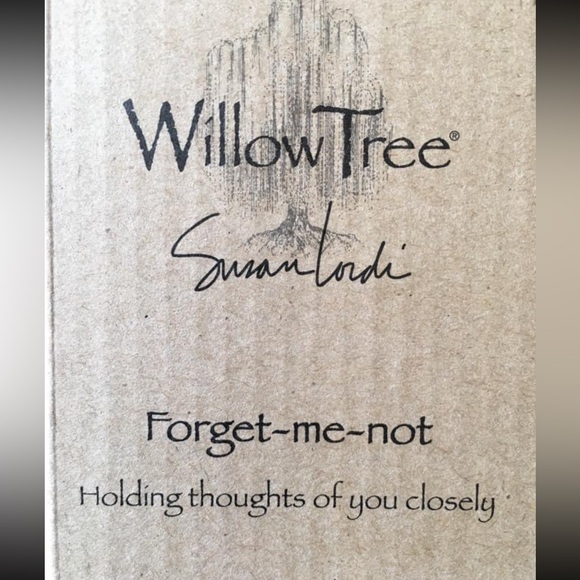 Forget-me-not sculpted figure by Susan Lordi | Willow Tree - Picture 6 of 6